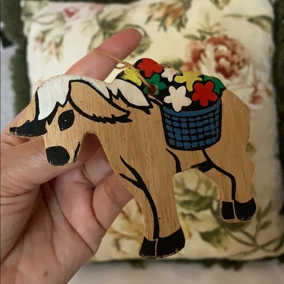 3” wooden donkey with flower 🌸 basket 🧺 ornament - Picture 11 of 13